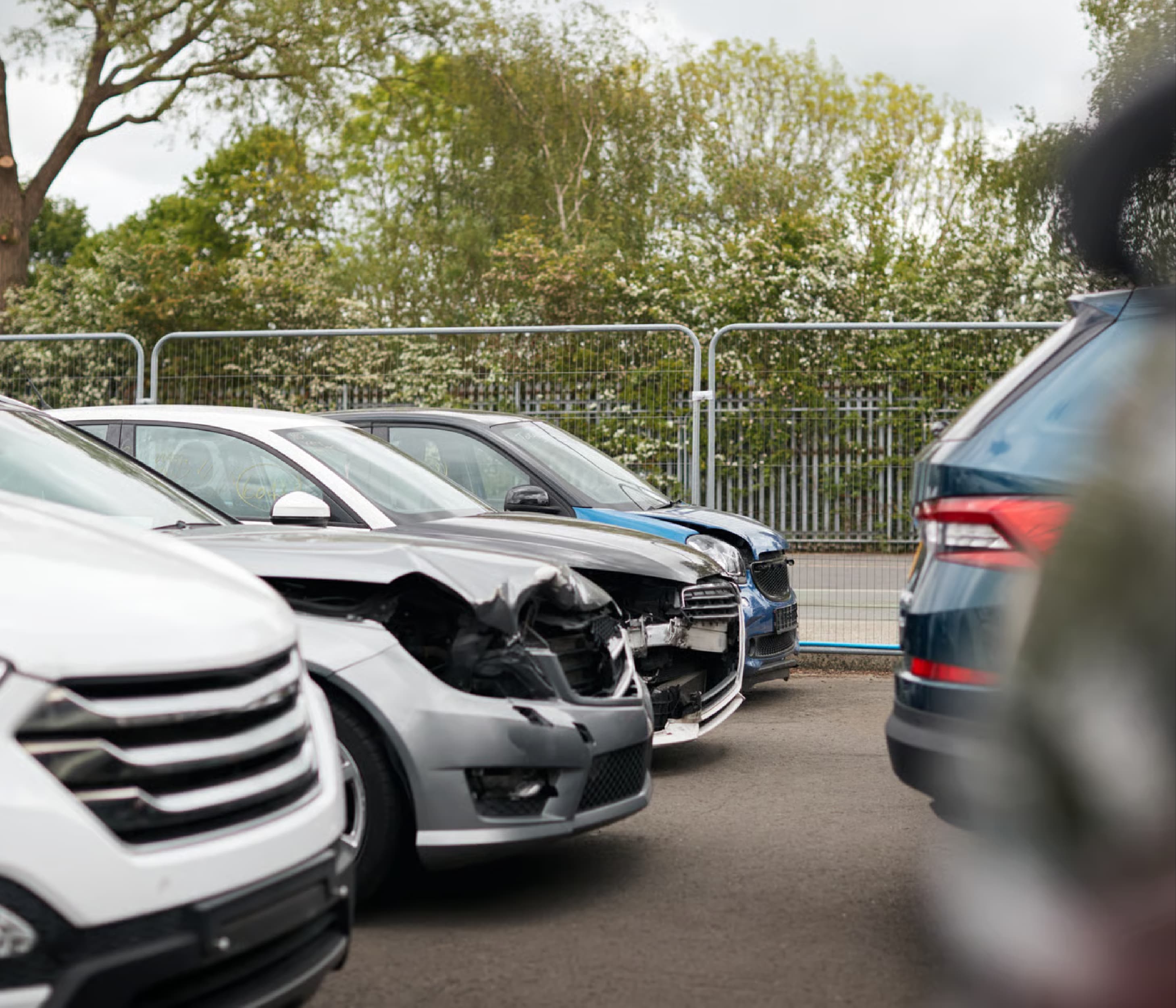 Carros dañados estacionados en una yarda
