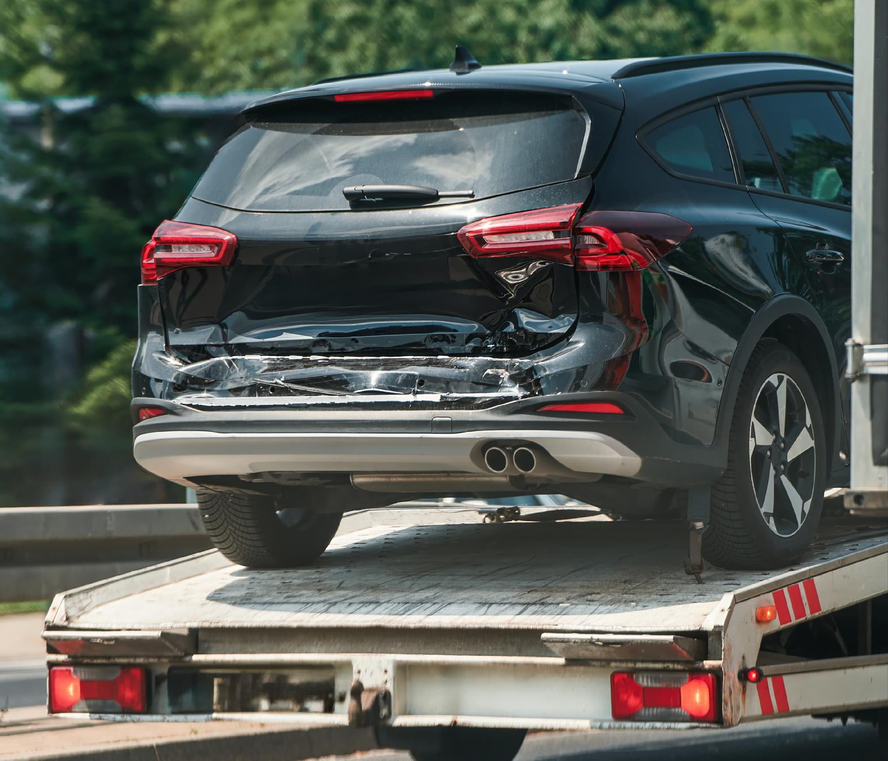 SUV con daño trasero subida a una grúa